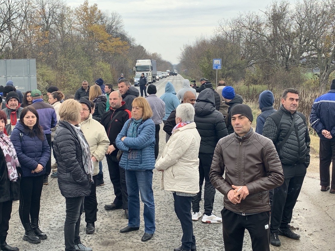 Жива верига затвори пътя София - Русе при Тотлебен/ВИДЕО/